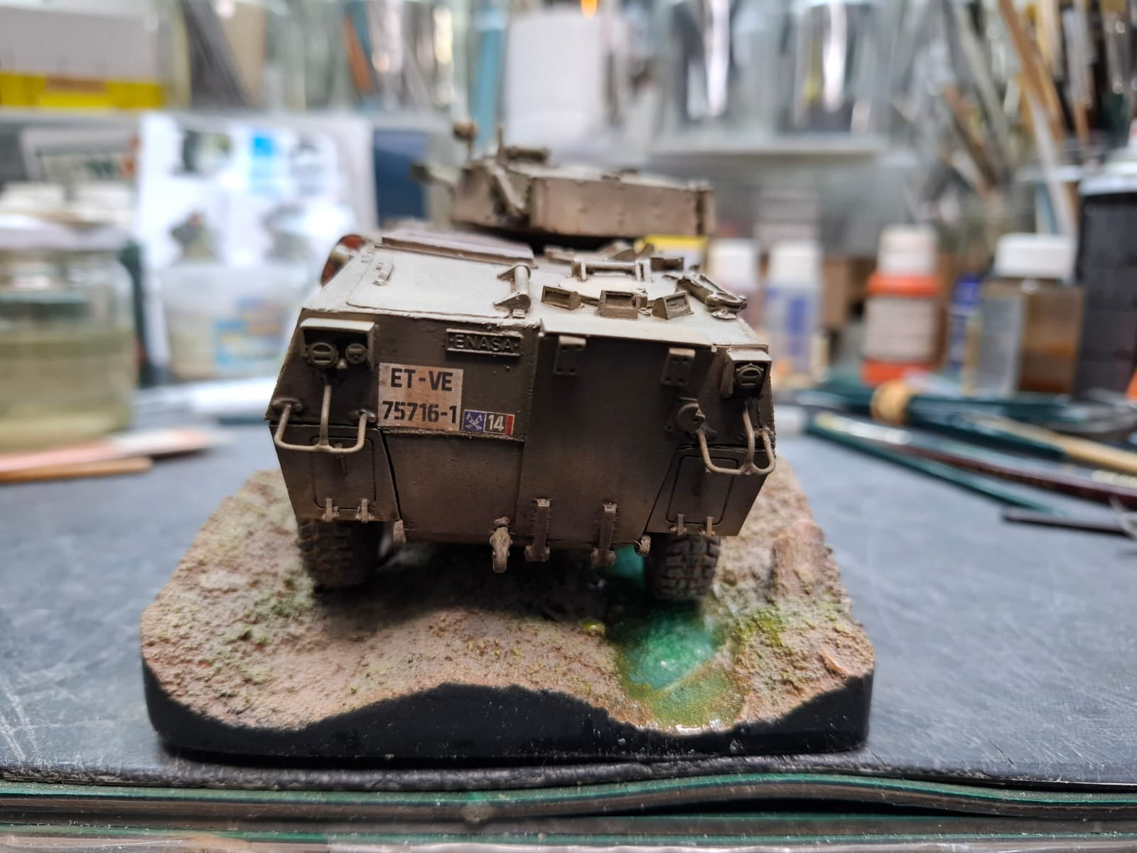 Vista trasera de la maqueta del vehículo blindado español VEC H-90 en escala 1:35 hecho en resina por M4 Model