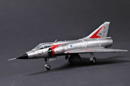 Vista completa de la maqueta del avión de caza francés Mirage III CJ en escala 1:48 de Hobby Boss referencia 80316