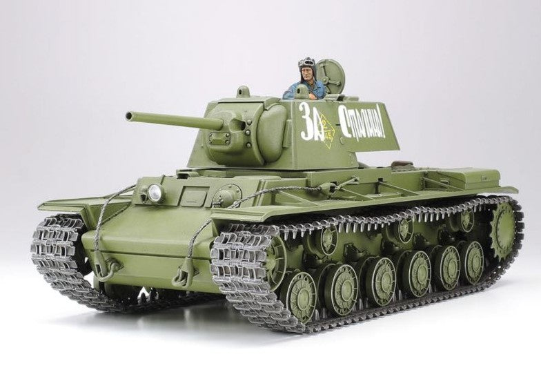 Vista delantera de la maqueta del tanque soviético KV-1 modelo de 1941 en escala 1:35 de Tamiya con referencia 35372