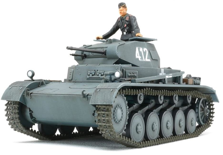 Vista frontal de la maqueta del tanque ligero alemán Panzer II en versiones A, B o C en escala 1:48 de Tamiya con referencia 32570