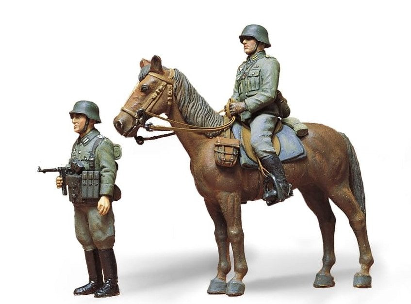 Vista frontal de la maqueta de soldados alemanes de infantería a caballo, en escala 1:35 de Tamiya con referencia 35053