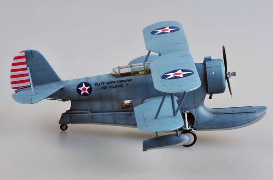 Vista lateral derecha con decoración US de la maqueta del avión de reconocimiento J2F-5 Duck de I Love Kit n 1:48 referencia 64805