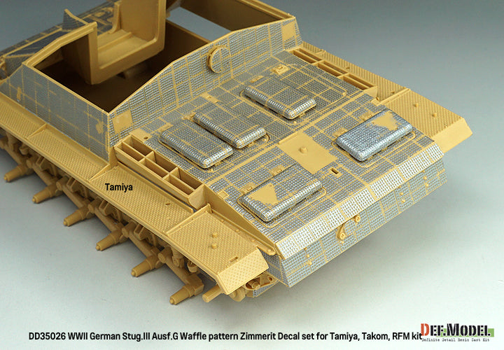 Vista trasera de la calcas con zimmerit con patrón waffle en maqueta de Tamiya del cazacarros alemán Stug III G en escala 1:35 de Def Model referencia 35024