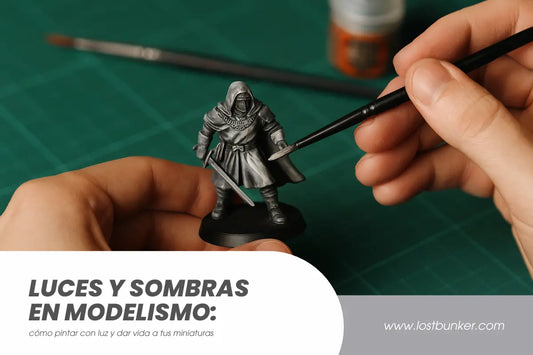 manos de una persona pintando una miniatura de guerrero con pincel fino sobre una mesa de modelismo verde, aplicando luces y sombras en la figura — concepto de pintar con luz en modelismo
