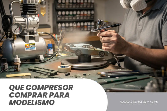 Modelista pintando una maqueta con aerógrafo y compresor de aire en mesa de trabajo