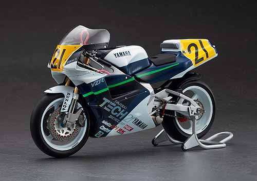 Foto de la maqueta de la moto de carreras YZR500 del equipo Tech21 en 1989 en escala 1:12 de Hasegawa referencia 21708