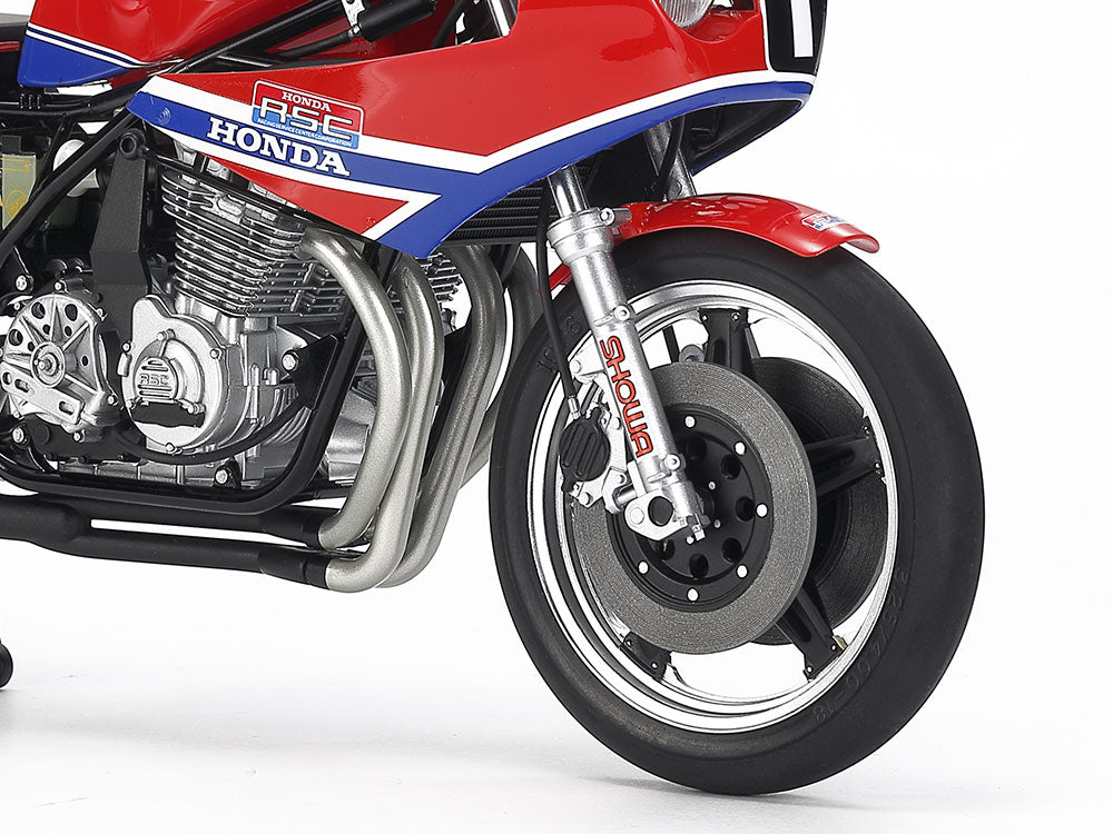Foto rueda delantera de la maqueta de la moto Honda RS1000 en escala 1:12 de Tamiya referencia 14014