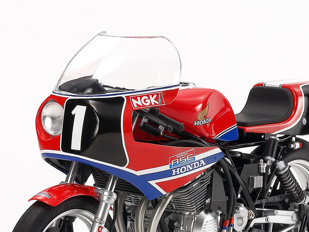 Foto cockpit de la maqueta de la moto Honda RS1000 en escala 1:12 de Tamiya referencia 14014