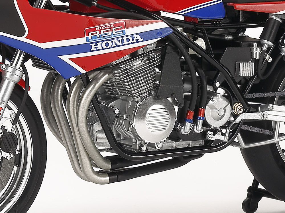 Foto motor de la maqueta de la moto Honda RS1000 en escala 1:12 de Tamiya referencia 14014