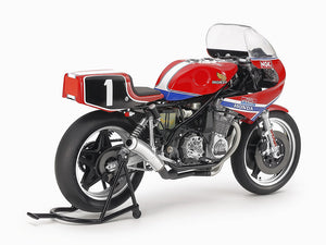 Foto trasera de la maqueta de la moto Honda RS1000 en escala 1:12 de Tamiya referencia 14014
