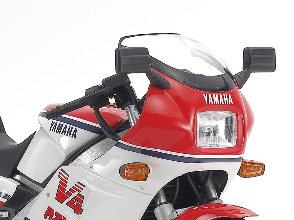 Foto cockpit de la maqueta de la moto Yamaha RZV500R en escala 1:12 de Tamiya referencia 14037