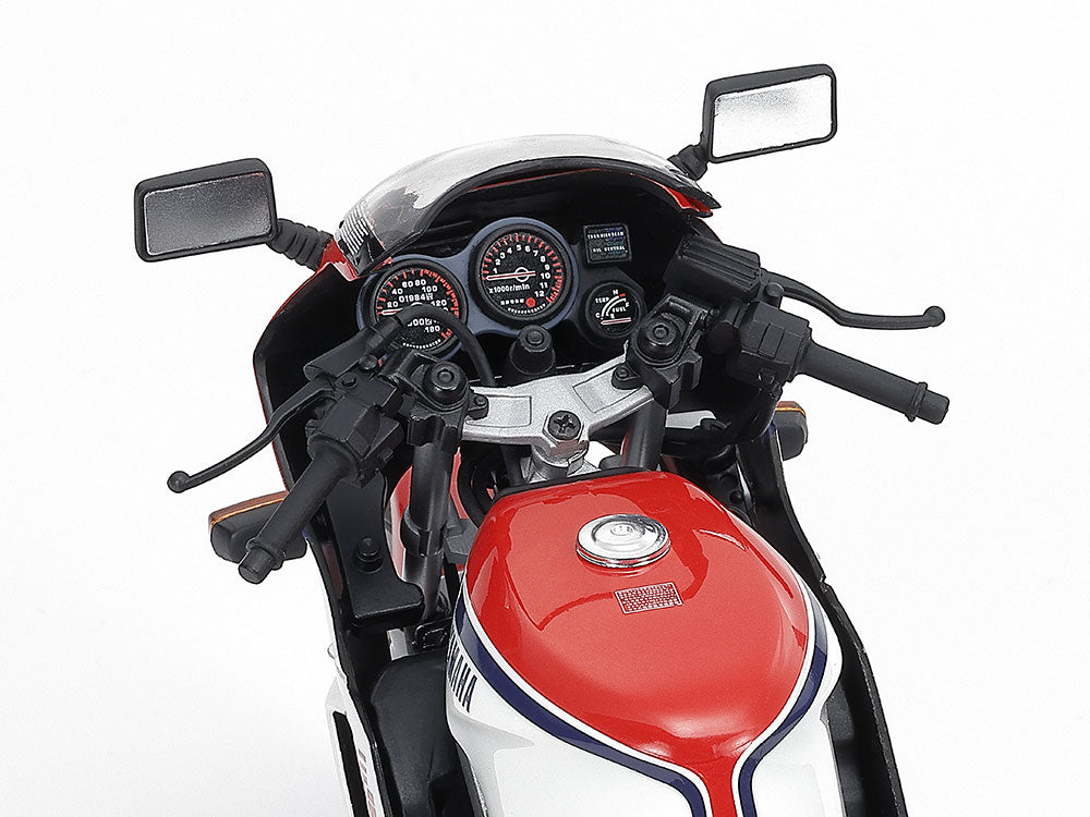 Foto manillar de la maqueta de la moto Yamaha RZV500R en escala 1:12 de Tamiya referencia 14037