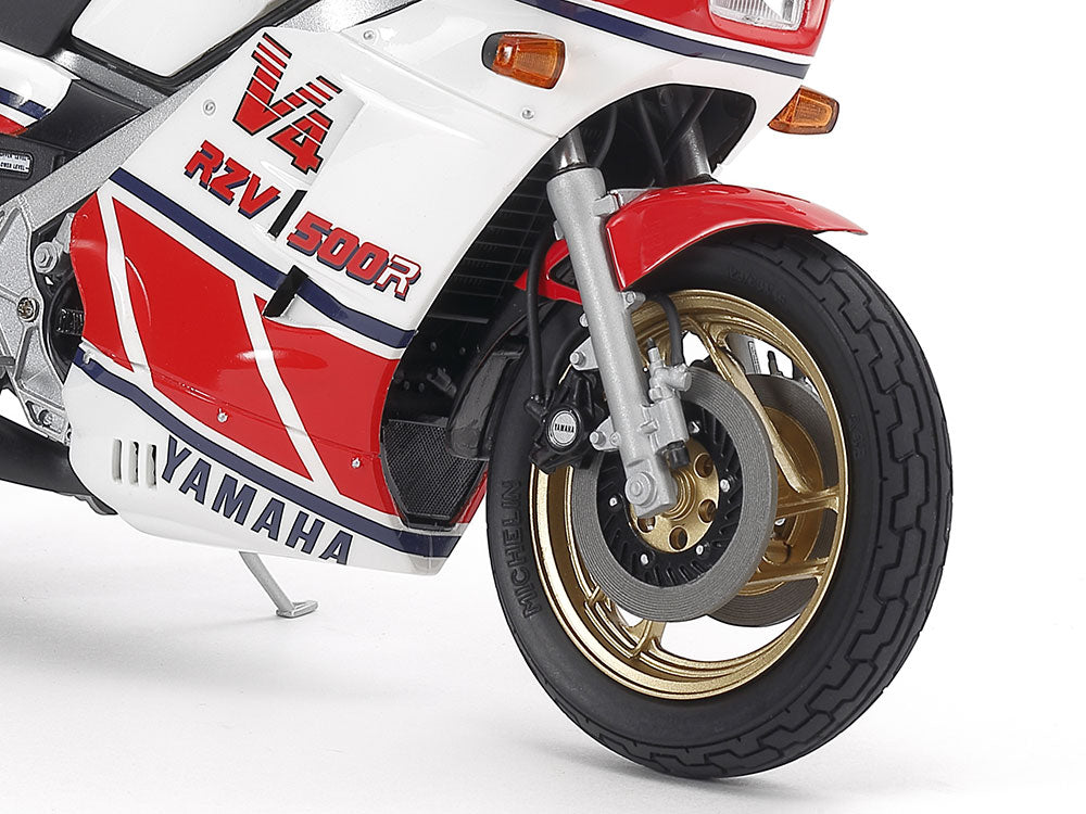 Foto rueda delantera de la maqueta de la moto Yamaha RZV500R en escala 1:12 de Tamiya referencia 14037