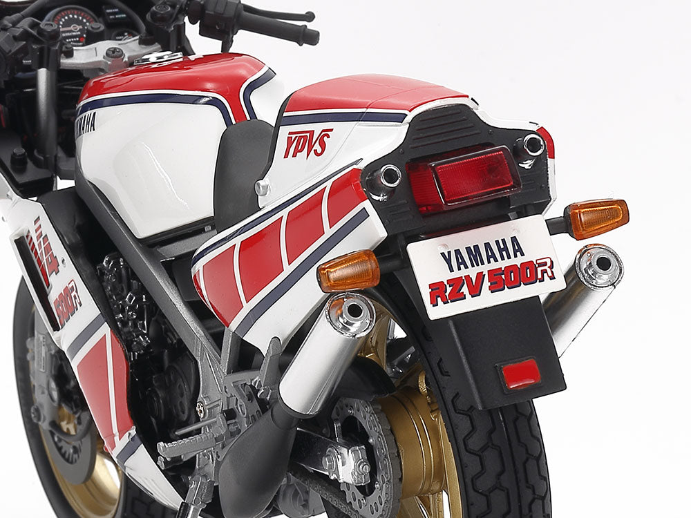 Foto trasera de la maqueta de la moto Yamaha RZV500R en escala 1:12 de Tamiya referencia 14037