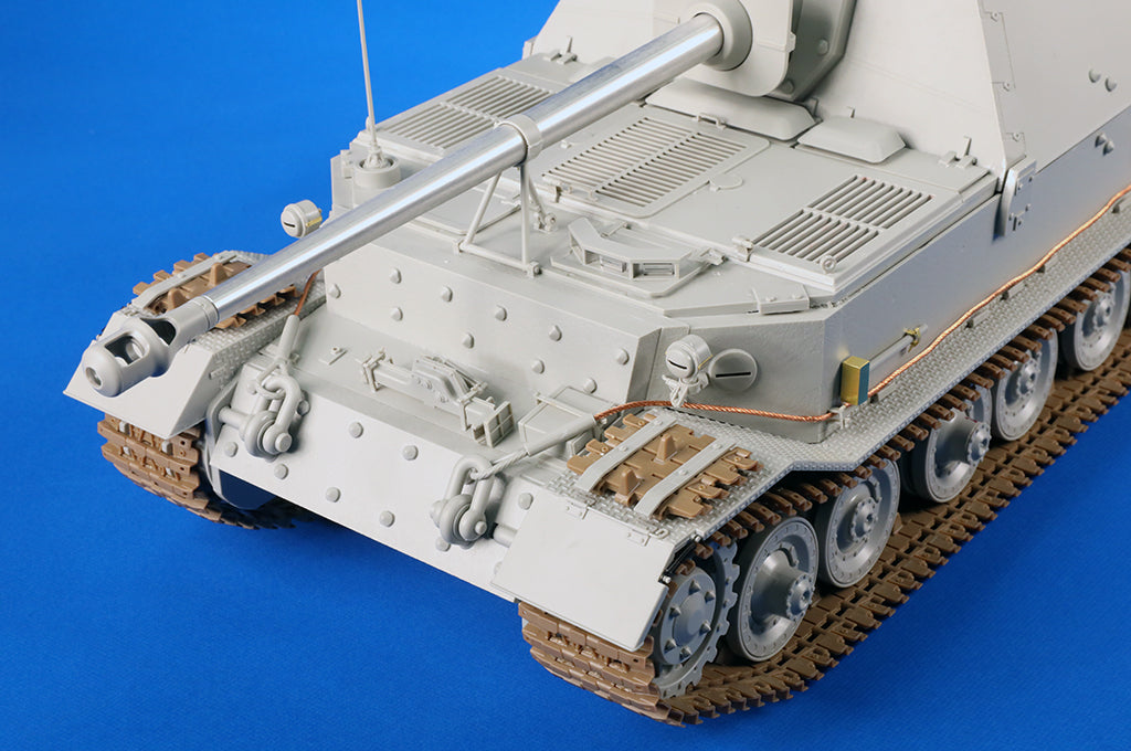 Foto detalle del frontal de la maqueta del cazacarros alemán Ferdinand en escala 1:16 de Trumpeter referencia 00964
