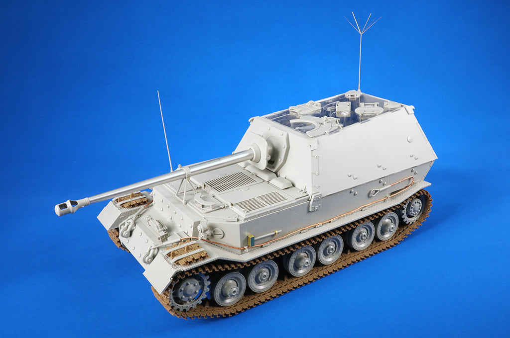 Foto lateral izquierda de la maqueta del cazacarros alemán Ferdinand en escala 1:16 de Trumpeter referencia 00964