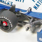 Detalle de las ruedas delanteras de la maqueta del Fórmula 1 Tyrrel P34 que corrió el gran premio de Mónaco en 1977 en escala 1:20 de Tamiya referencia 20053