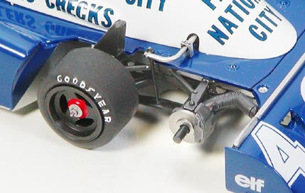 Detalle de las ruedas delanteras de la maqueta del Fórmula 1 Tyrrel P34 que corrió el gran premio de Mónaco en 1977 en escala 1:20 de Tamiya referencia 20053