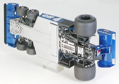 Detalle de los bajos de la maqueta del Fórmula 1 Tyrrel P34 que corrió el gran premio de Mónaco en 1977 en escala 1:20 de Tamiya referencia 20053