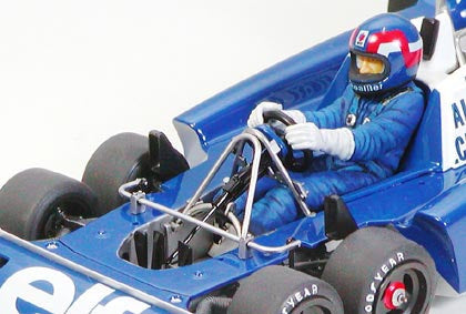 Detalle del piloto de la maqueta del Fórmula 1 Tyrrel P34 que corrió el gran premio de Mónaco en 1977 en escala 1:20 de Tamiya referencia 20053