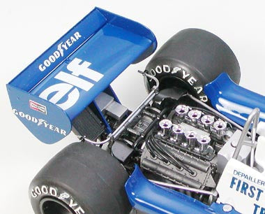 Detalle del motor de la maqueta del Fórmula 1 Tyrrel P34 que corrió el gran premio de Mónaco en 1977 en escala 1:20 de Tamiya referencia 20053