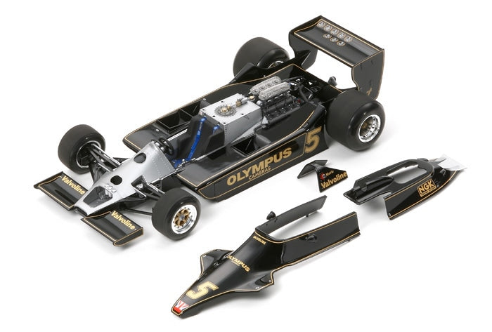 Foto sin carrocería de la maqueta del fórmula 1 Lotus Type 79 en escala 1:20 de Tamiya referencia 20060