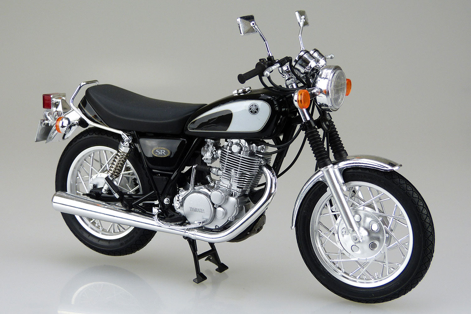 Perfil derecho de la maqueta de la moto Yamaha SR400/500 en escala 1:12 de Aoshima referencia 06711
