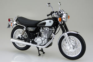 Perfil derecho de la maqueta de la moto Yamaha SR400/500 en escala 1:12 de Aoshima referencia 06711