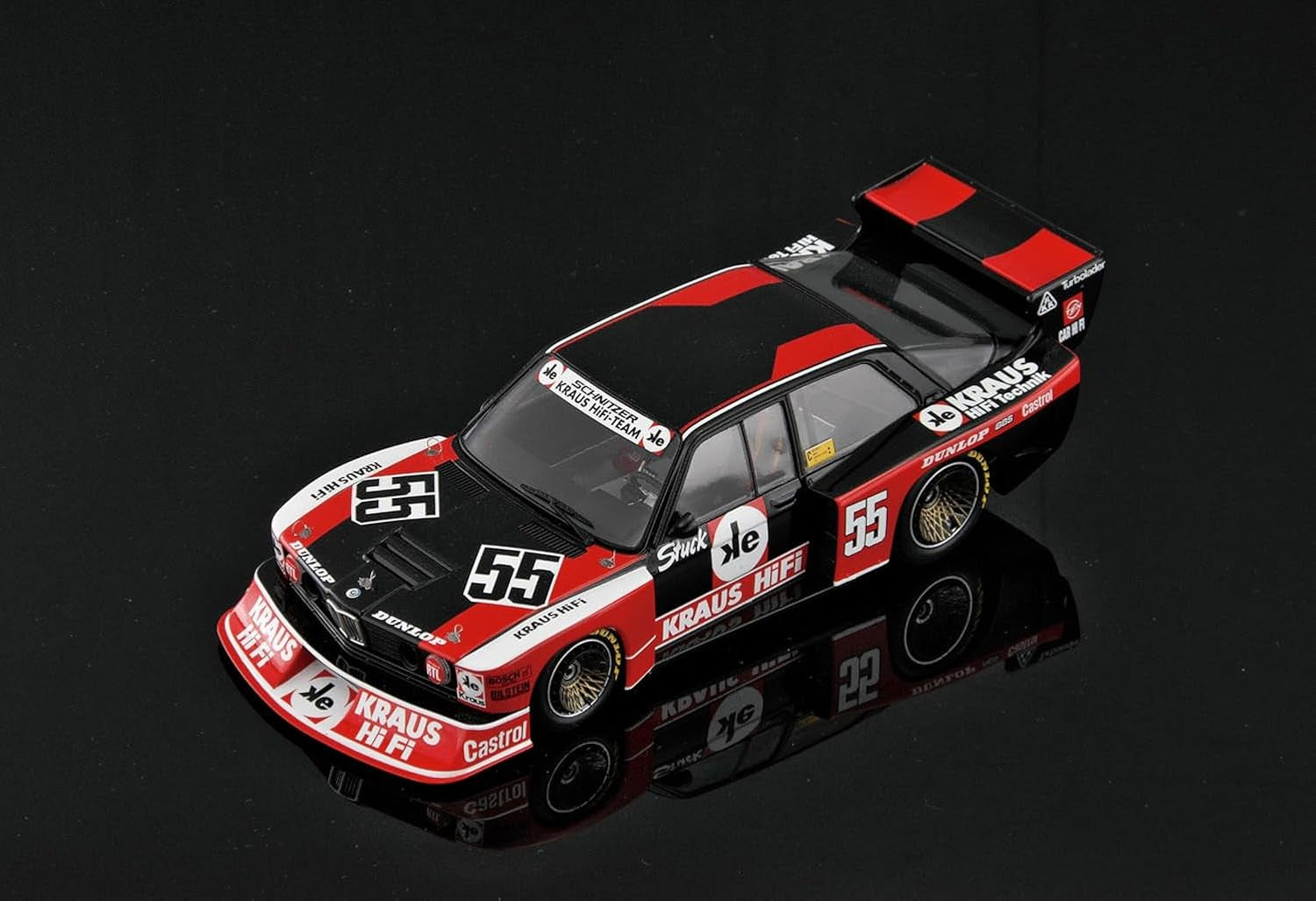 Foto frontal de la maqueta del coche de competición alemán BMW320i E21 Turbo en escala 1:24 de Bee Max referencia 24028