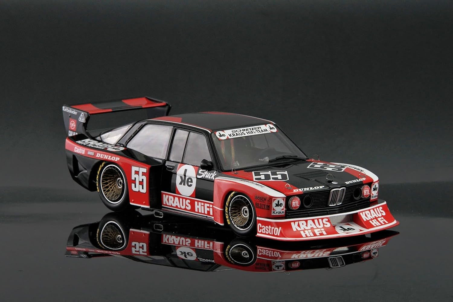 Foto lateral derecha de la maqueta del coche de competición alemán BMW320i E21 Turbo en escala 1:24 de Bee Max referencia 24028
