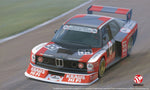 Foto de la portada de la caja de la maqueta del coche de competición alemán BMW320i E21 Turbo en escala 1:24 de Bee Max referencia 24028