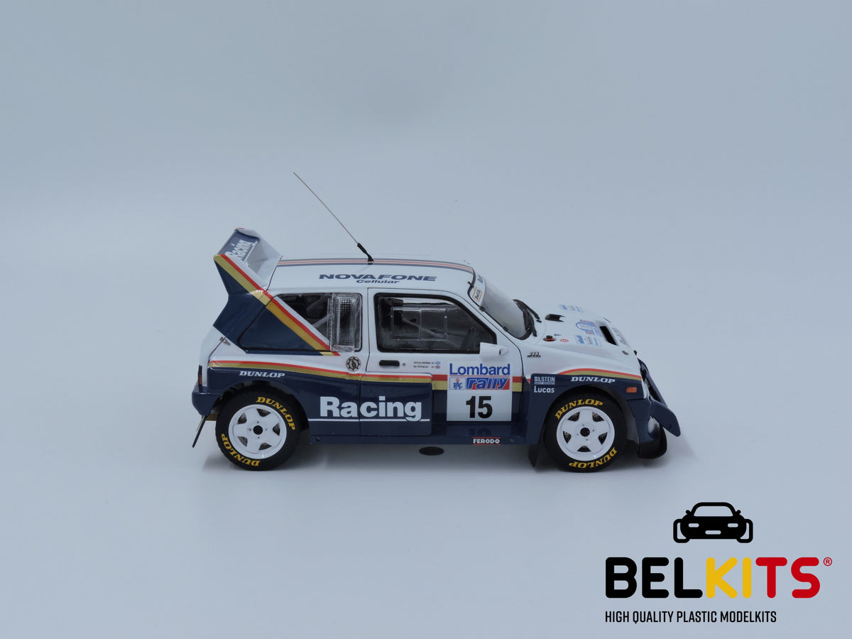 Foto lateral derecha de la maqueta del coche de rally MG Metro 6R4 que corrió en el Rally de Lombard en 1986 por Jimmy McRae en escala 1:24 de Belkits referencia Bel 016