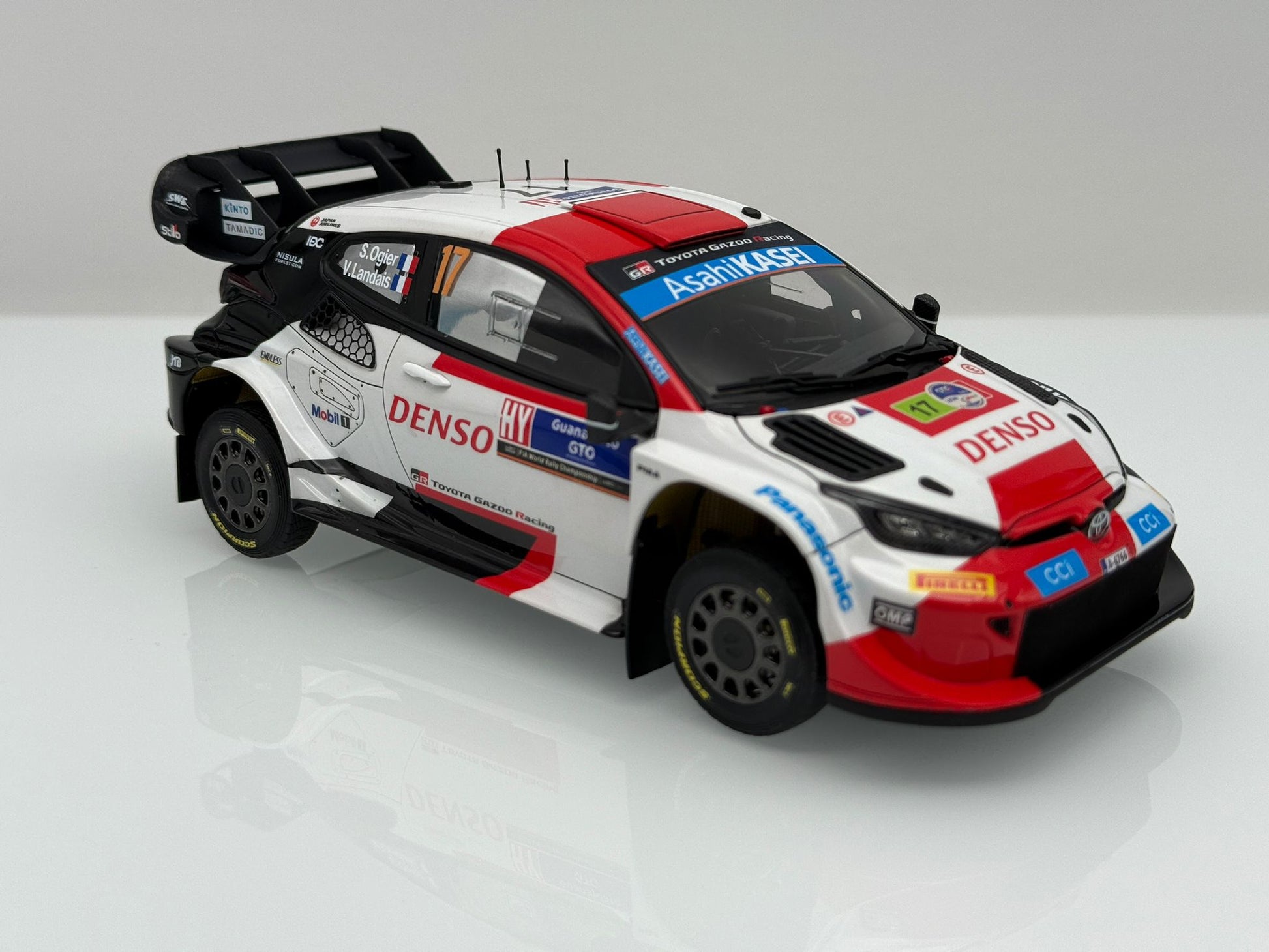 Foto lateral de la maqueta del coche de rallys Toyota Yaris que ganó el Rally de Guanajauto de 2023 en escala 1:24 de Belkits referencia 026