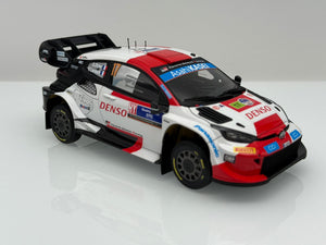 Foto lateral de la maqueta del coche de rallys Toyota Yaris que ganó el Rally de Guanajauto de 2023 en escala 1:24 de Belkits referencia 026