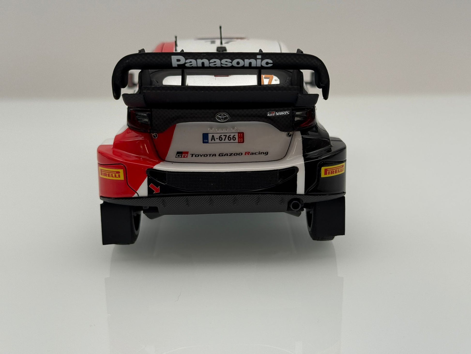 Foto trasera de la maqueta del coche de rallys Toyota Yaris que ganó el Rally de Guanajauto de 2023 en escala 1:24 de Belkits referencia 026