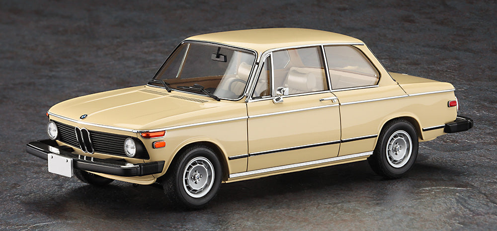 Foto lateral de la maqueta del coche utilitario BMW 2002 tii en escala 1:24 de Hasegawa referencia 20756
