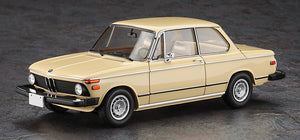 Foto lateral de la maqueta del coche utilitario BMW 2002 tii en escala 1:24 de Hasegawa referencia 20756