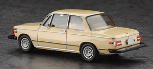 Foto trasera de la maqueta del coche utilitario BMW 2002 tii en escala 1:24 de Hasegawa referencia 20756