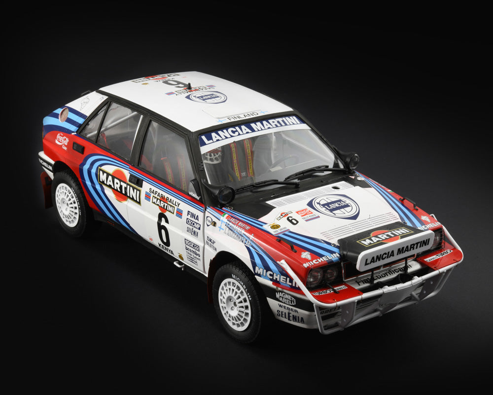 Foto lateral derecha de la maqueta del coche de rally Lancia Delta HF Integrale 16v que corrió el rally Safaria de 1991 en escala 1:12 de Italeri referencia 4720 