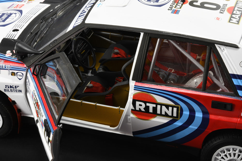 Foto interiores de la maqueta del coche de rally Lancia Delta HF Integrale 16v que corrió el rally Safaria de 1991 en escala 1:12 de Italeri referencia 4720 