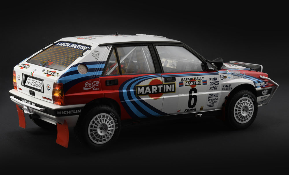Foto trasera de la maqueta del coche de rally Lancia Delta HF Integrale 16v que corrió el rally Safaria de 1991 en escala 1:12 de Italeri referencia 4720 