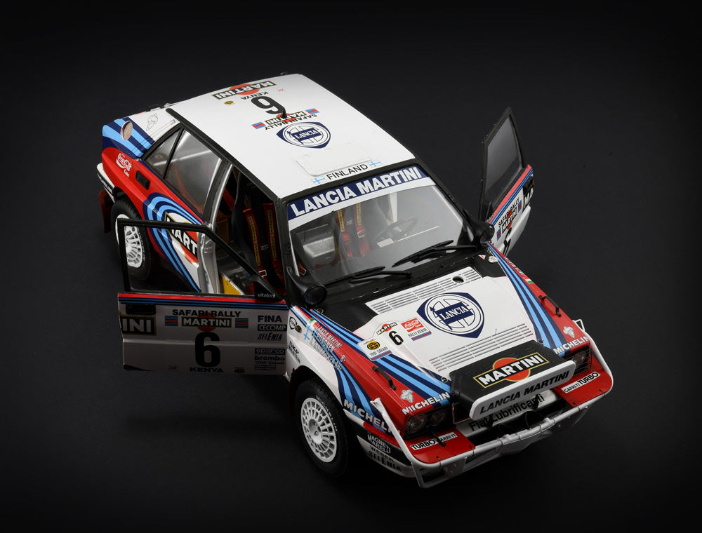 Foto con puertas abiertas de la maqueta del coche de rally Lancia Delta HF Integrale 16v que corrió el rally Safaria de 1991 en escala 1:12 de Italeri referencia 4720 