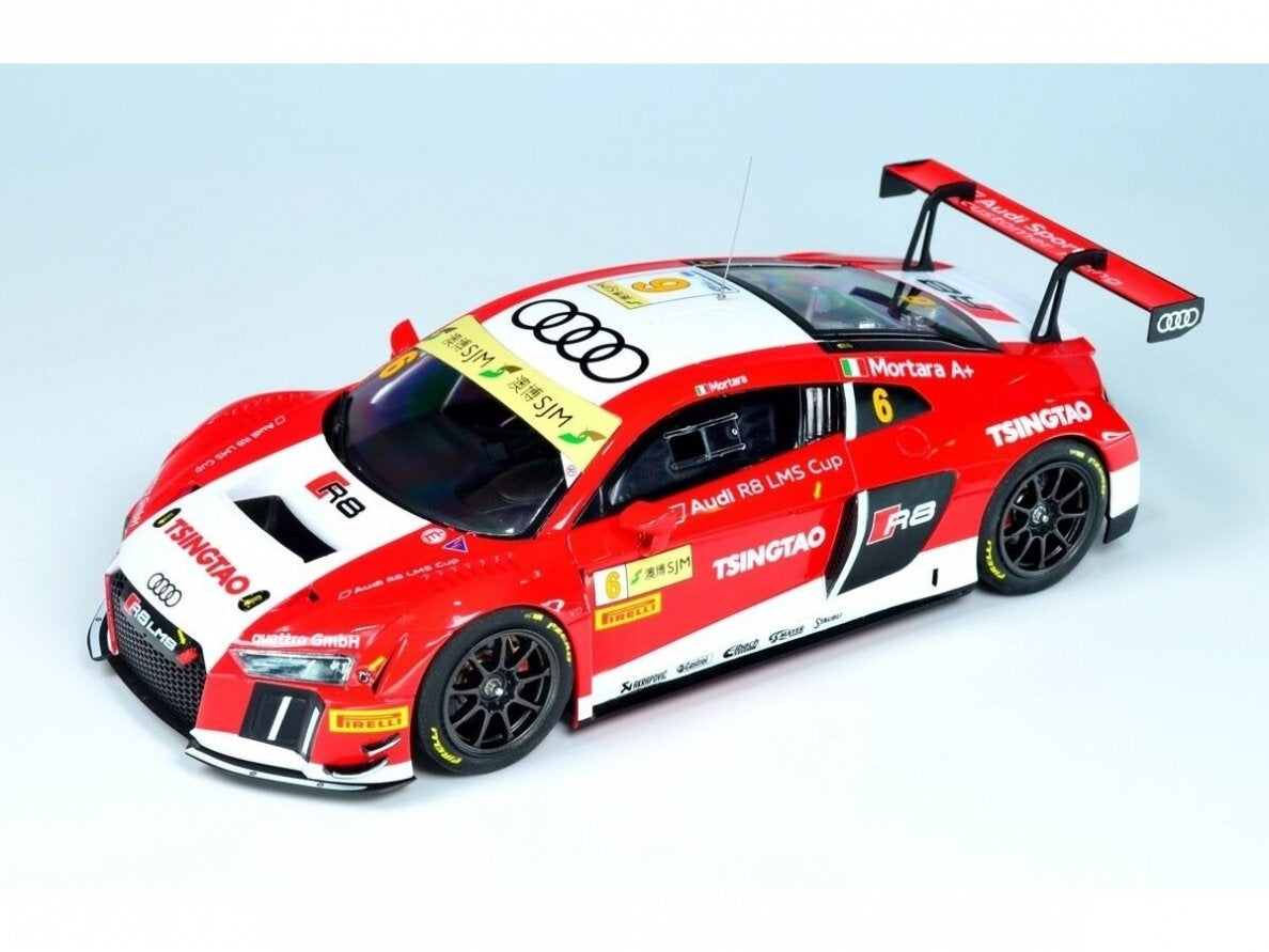 Foto frontal de la maqueta del coche de competición Audi R8 LMS que compitió en el mundial GT3 de Macao en 2015 en escala 1:24 de Nunu referencia 24024
