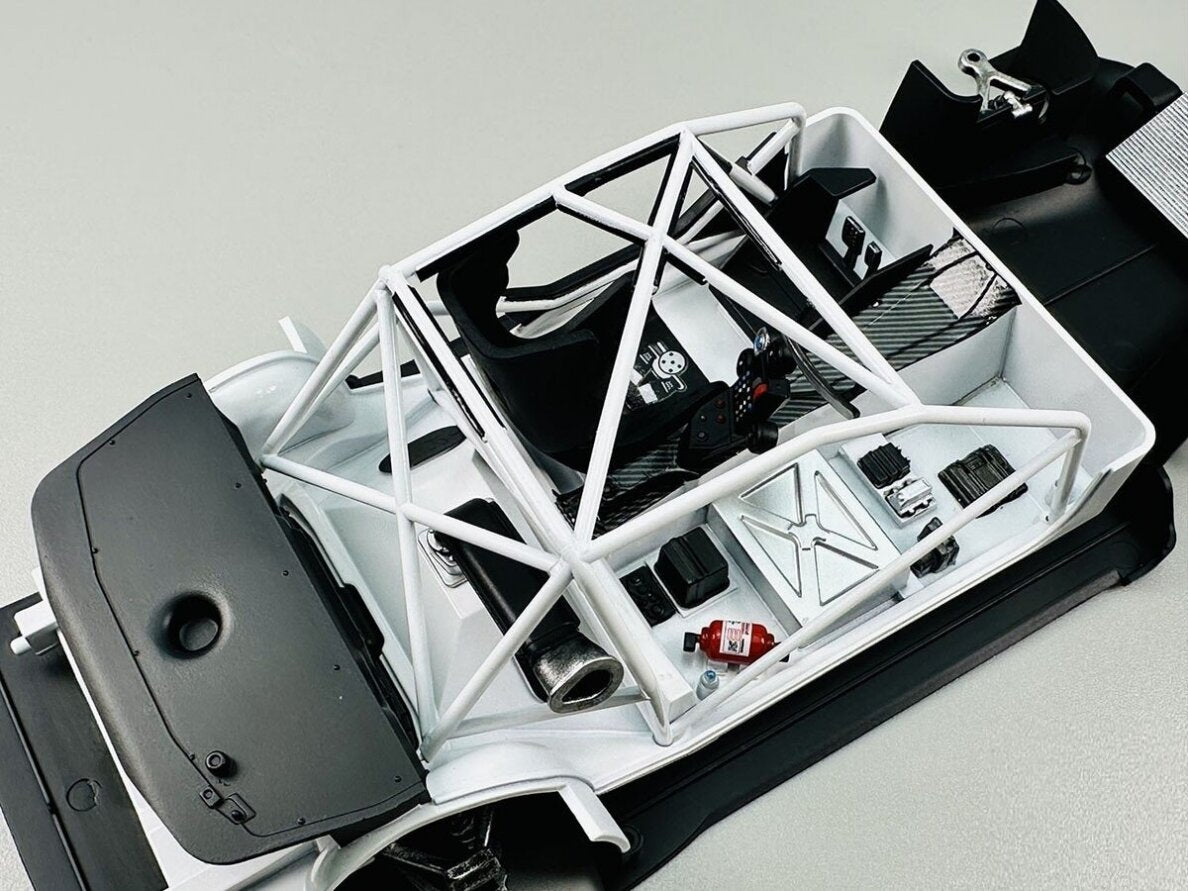 Foto interiores de la maqueta del coche de competición BMW M4 GT3 que ganó la DTM de 2022 en escala 1:24 de Nunu referencia 24045