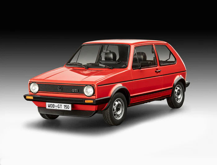 Foto de la maqueta del coche Volkswagen Golf 1 GTI en escala 1:24 edición 50 aniversario con pegamento pincel y pinturas de Revell referencia 05623