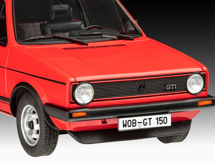 Frontal de la maqueta del coche Volkswagen Golf 1 GTI en escala 1:24 edición 50 aniversario con pegamento pincel y pinturas de Revell referencia 05623