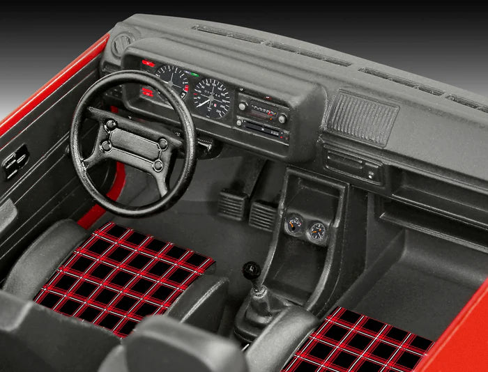 Interior de la maqueta del coche Volkswagen Golf 1 GTI en escala 1:24 edición 50 aniversario con pegamento pincel y pinturas de Revell referencia 05623