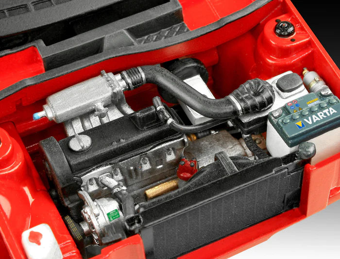 Motor de la maqueta del coche Volkswagen Golf 1 GTI en escala 1:24 edición 50 aniversario con pegamento pincel y pinturas de Revell referencia 05623