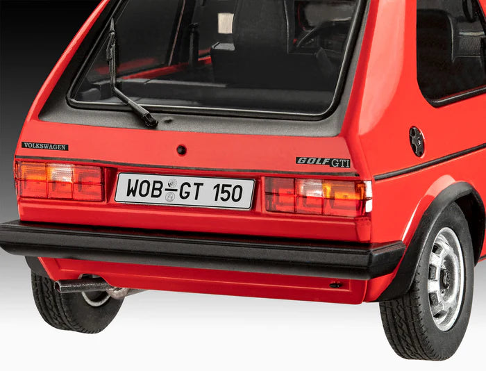 Trasera de la maqueta del coche Volkswagen Golf 1 GTI en escala 1:24 edición 50 aniversario con pegamento pincel y pinturas de Revell referencia 05623