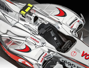 Detalle del cockpit de la maqueta del fórmula 1 Vodafone McLaren Mercedes MP24 de Lewis Hamilton de 2010 en escala 1:24 de Revell referencia 07096